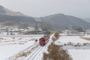 湯布院の雪景色と列車（大分県由布市湯布院）