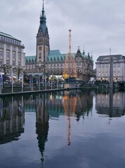 Obraz premium Weihnachtsmarkt am Hamburger Rathaus