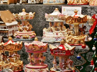 Kitschige Spieluhren auf Weihnachtsmarkt