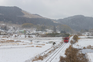 湯布院の雪景色と列車（大分県由布市湯布院）