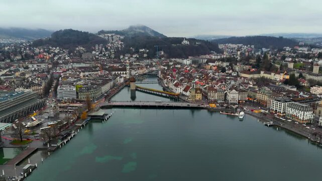 Drohnenaufnahme der Luzerner Altstadt mit Seebruecke, Reuss und Alpen im Hintergrund. Herbstliche Stimmung, Dunst und See. Perfekt fuer Architektur und Naturdokumentationen. 