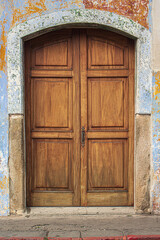 La puerta es antigua y hermosa