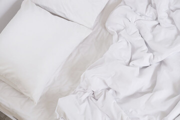 Obraz premium Big bed with white linen in room, top view