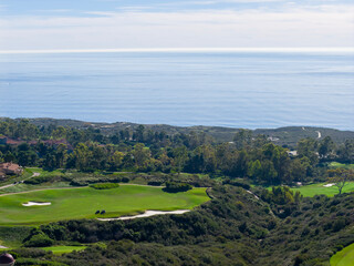 Obraz premium Aerial shot along the coastline at the Pelican Hill Resort in Newport Beach California USA