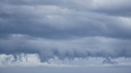 Obraz premium Dramatic shelf cloud also known as arcus cloud