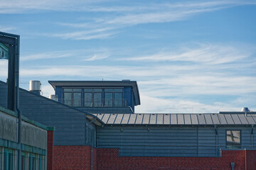 Obraz premium Red brick building with raised enclosed rooftop style veranda