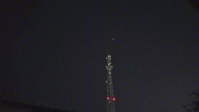 Torre de telefone - Timelapse da noite com passagem das estrelasao fundo  at&eacute; o amanhecer
