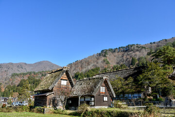 紅葉に包まれる白川郷