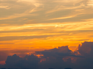 Obraz premium beautiful golden evening sky with cloud
