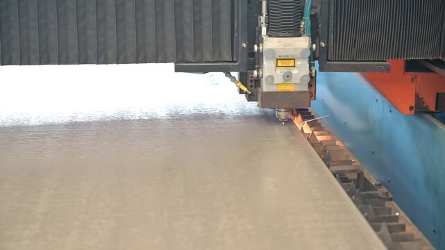 macchina a taglio laser effettua dei ritagli su di una lastra di acciaio