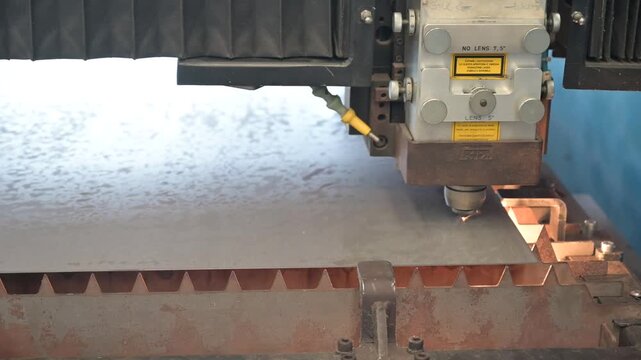 macchina a taglio laser effettua dei ritagli su di una lastra di acciaio