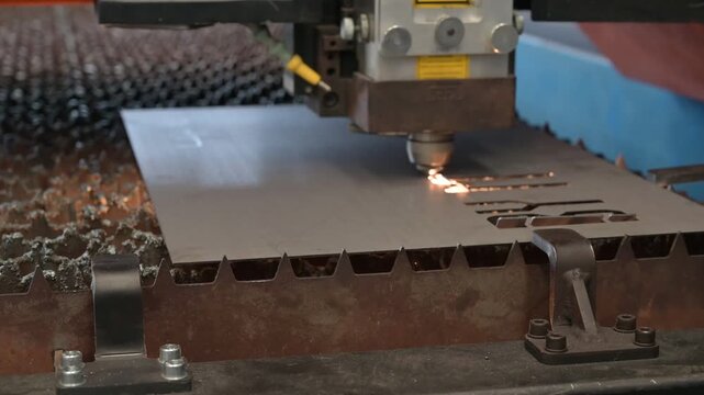 macchinario a taglio laser lavora su di una lastra in una carpenteria