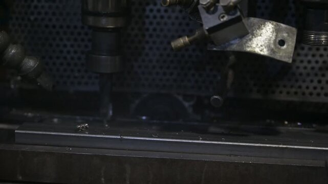 macchina perforatrice in una officina industriale