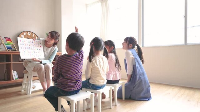 保育園で勉強を教える保育士
