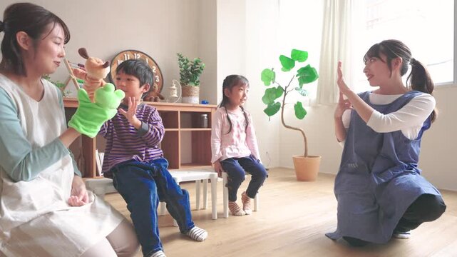 パペットで遊ぶ園児と保育士