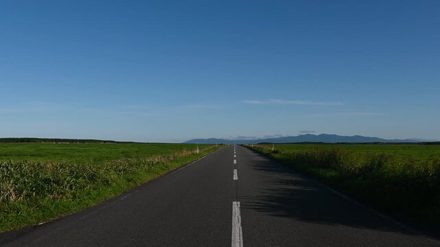 草原の直線道路の動画　北海道　日本