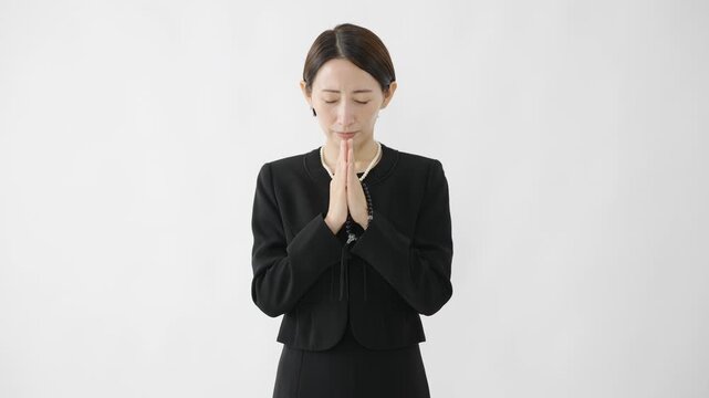 喪服を着た女性　葬儀イメージ