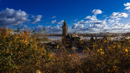 Sankt Pauli Landungsbrücken Abfertigungsgebäude und Pegelturm Hamburg © blende11.photo