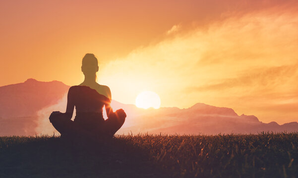 Woman Meditating at Sunrise in Nature &ndash; Peaceful Yoga Silhouette and Mindfulness Scene