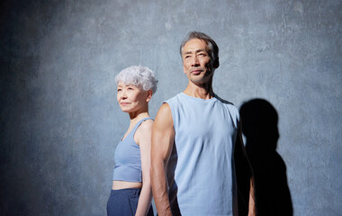 エクササイズするシニアの男性と女性のポートレート　黒背景