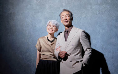 仲良しのシニア夫婦のポートレート　黒背景