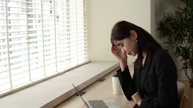 カフェでパソコンを操作する日本人女性
