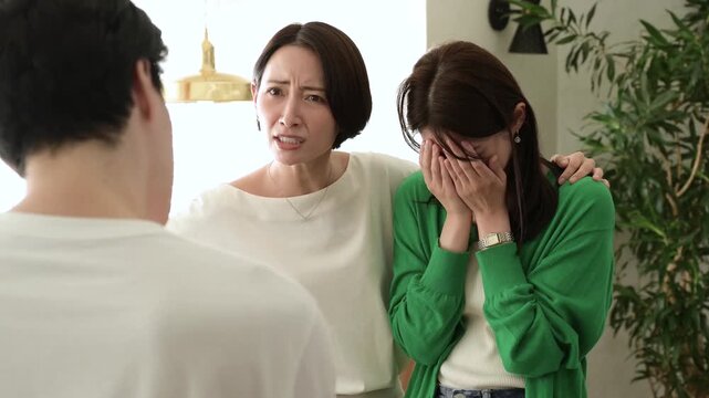 泣いている女性を慰めながら男性を責める日本人女性