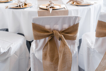 Elegante Hochzeitstafel mit stilvoller Tischdekoration und nummerierten Plätzen
