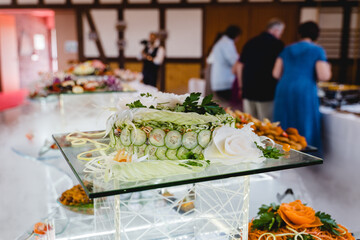 Elegantes Festbuffet mit kunstvoll dekorierten Speisen und Nebeleffekt