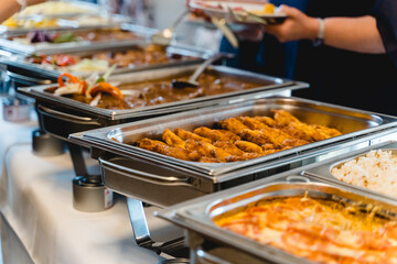 Großes warmes Buffet bei einer Veranstaltung mit Selbstbedienung