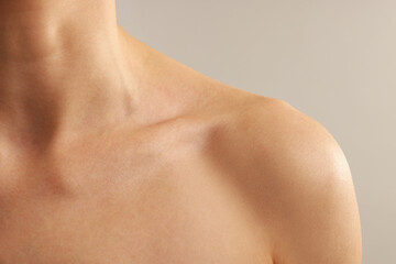 Naklejka premium Woman with normal skin on light grey background, closeup