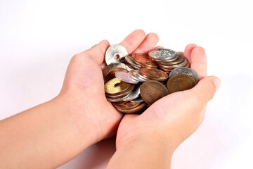 小銭を持つ子どもの手