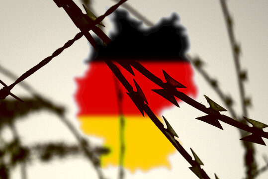 Flagge und Landkarte von Deutschland und Stacheldraht als Symbol f&uuml;r die Abgrenzung oder geschlossene Grenzen