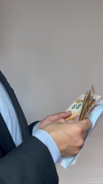 Billetes de dinero en sobre blanco