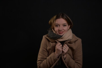 Fototapeta premium mantel, portrait, blond, müzte, schal, eingekuschelt, frau, schönheit, gestalten, haar, winter, person, leitbild, black, atelier, leute, mantel, glamour, dark, jacke, 1, lächeln, kopf, auge, erkältung