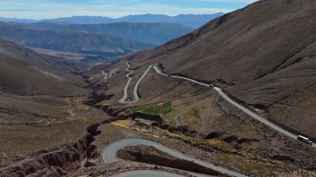 Vista a&eacute;rea con dron de carretera sinuosa de la "Cuesta de Lipan", en la provincia de Jujuy, Argentina.