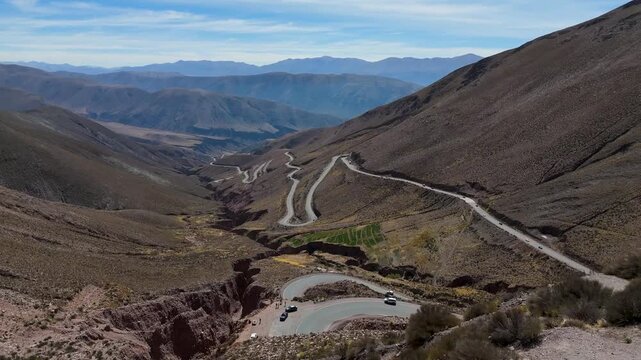 Vista a&eacute;rea con dron de carretera sinuosa de la "Cuesta de Lipan", en la provincia de Jujuy, Argentina.