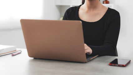 ノートパソコンを使って作業する女性