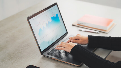 ノートパソコンを使って作業する女性