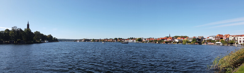 Fototapeta premium Panorama vom Malchower See mit Klosterkirche und Blick auf die Inselstadt in Mecklenburg Vorpommern