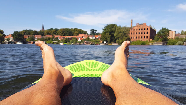 SUP fahren am Malchower See mit Blick auf das Festland mit der Stadtkirche