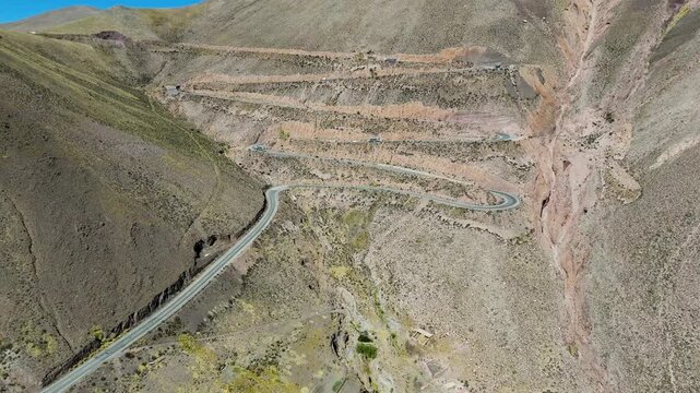 Vista a&eacute;rea con dron de carretera sinuosa de la "Cuesta de Lipan", en la provincia de Jujuy, Argentina.