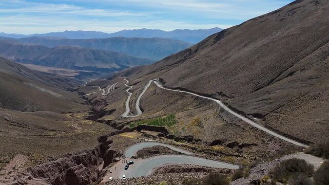 Vista a&eacute;rea con dron de carretera sinuosa de la "Cuesta de Lipan", en la provincia de Jujuy, Argentina.