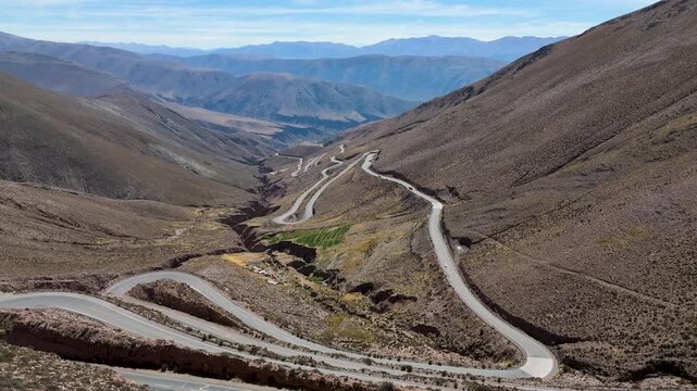 Vista a&eacute;rea con dron de carretera sinuosa de la "Cuesta de Lipan", en la provincia de Jujuy, Argentina.
