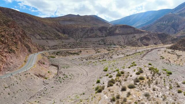 Vista a&eacute;rea con dron de carretera llamada "Cuesta de Lipan", en la provincia de Jujuy, Argentina.
