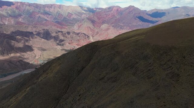Vista a&eacute;rea con drone del Hornocal (Cerro de los 14 colores), provincia de Jujuy, Argentina
