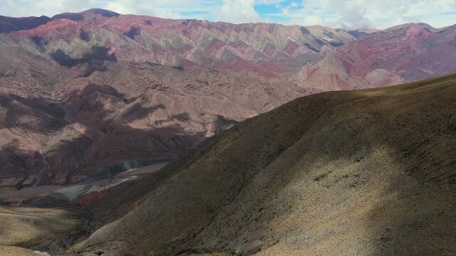 Vista a&eacute;rea con drone del Hornocal (Cerro de los 14 colores), provincia de Jujuy, Argentina