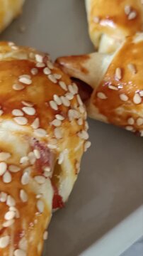 Feuillet&eacute;s croustillants au bacon et gruy&egrave;re dor&eacute;s au four en gros plan gourmand