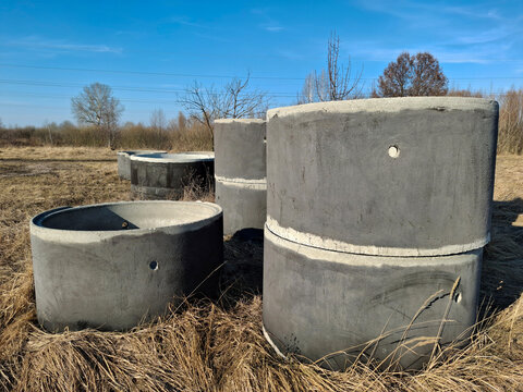 Reinforced concrete rings of different diameters for the construction of wells
