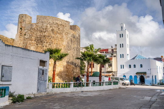 Cimeti&egrave;re-Marabout, Lalla Rahma mosque next to ogre tower, Asilah, Morocco, North Africa